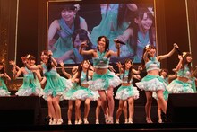 「パレオはエメラルド」を披露するSKE48選抜メンバー。 (C)AKS/PYP