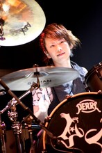 Яyo（Dr）（撮影：平沼久奈）