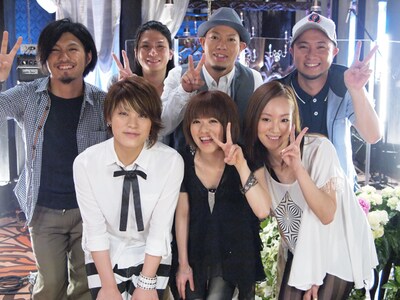 かりゆし58（写真後列）とステレオポニー（前列）は8月10日にコラボレーションシングル「たとえば唄えなくなったら」をリリースする。