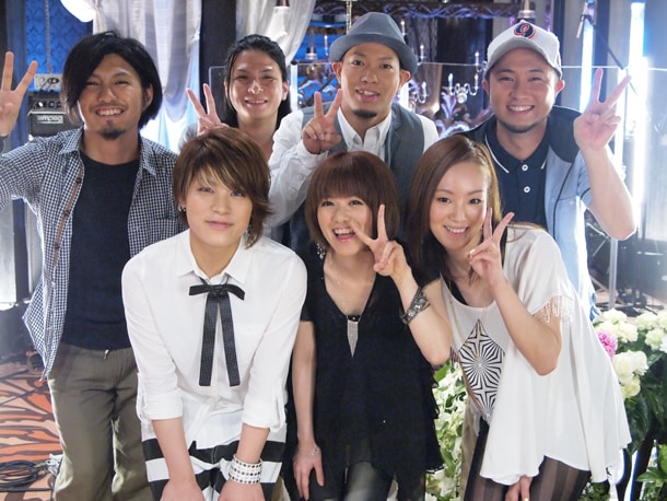 かりゆし58（写真後列）とステレオポニー（前列）は8月10日にコラボレーションシングル「たとえば唄えなくなったら」をリリースする。