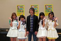 写真左から佐久間夏帆、増井みお、スコット・マーフィー、根岸愛、森詩織。