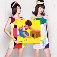 シングル「天国への階段」（写真）にはタイトル曲のほか、PIZZICATO FIVEのカバー「ベイビィ・ポータブル・ロック」と初期の代表曲「ニコラ」「a little crying」があわせて収録される。