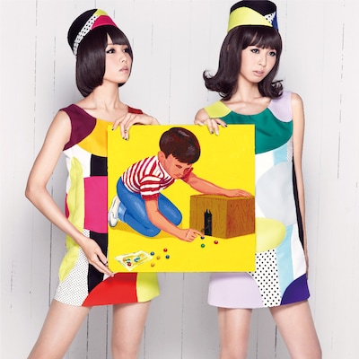 シングル「天国への階段」（写真）にはタイトル曲のほか、PIZZICATO FIVEのカバー「ベイビィ・ポータブル・ロック」と初期の代表曲「ニコラ」「a little crying」があわせて収録される。