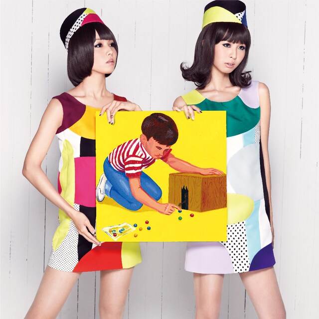 シングル「天国への階段」（写真）にはタイトル曲のほか、PIZZICATO FIVEのカバー「ベイビィ・ポータブル・ロック」と初期の代表曲「ニコラ」「a little crying」があわせて収録される。