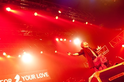 「GLAY LIVE in "AX" JAPAN×Thank you for your love」にて、オーディエンスの歓声に応えるTERU（Vo）。