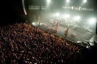 写真は「GLAY LIVE in "AX" JAPAN×Thank you for your love」の模様。