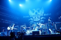 ライブの中盤で披露されたアコースティックセッションの様子。どよめくオーディエンスに菅原は「9mmは絶対アコギでライブなんてできないと思ったでしょ？」と笑顔で語った（写真：橋本塁）。