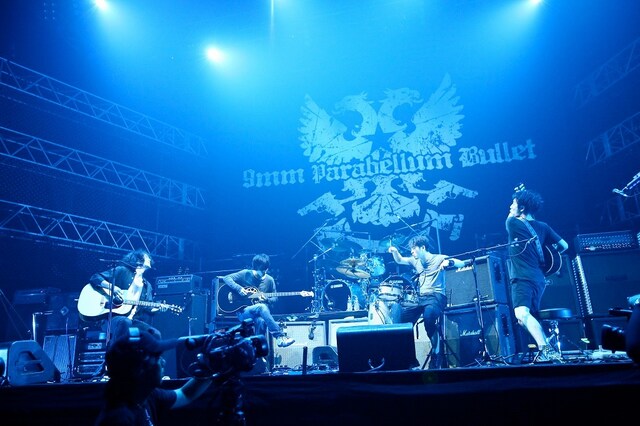 ライブの中盤で披露されたアコースティックセッションの様子。どよめくオーディエンスに菅原は「9mmは絶対アコギでライブなんてできないと思ったでしょ？」と笑顔で語った（写真：橋本塁）。