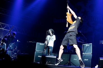 アグレッシブなパフォーマンスで観客を引きつける9mm（写真：橋本塁）。