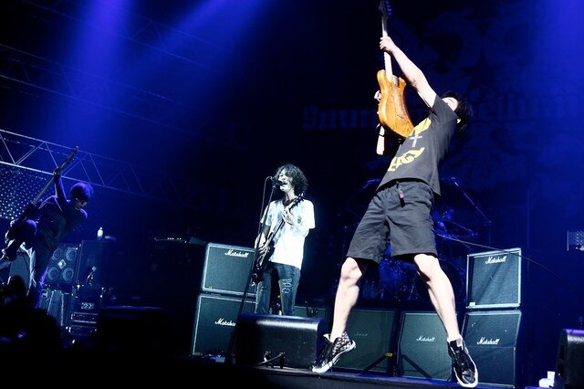 アグレッシブなパフォーマンスで観客を引きつける9mm（写真：橋本塁）。