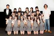 プレミアム試写会のフォトセッションより。写真左からたむらけんじ、NMB48、行定勲。
