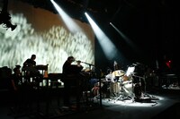 写真はYellow Magic Orchestraのサンフランシスコ・ウォーフィールド公演の模様。
