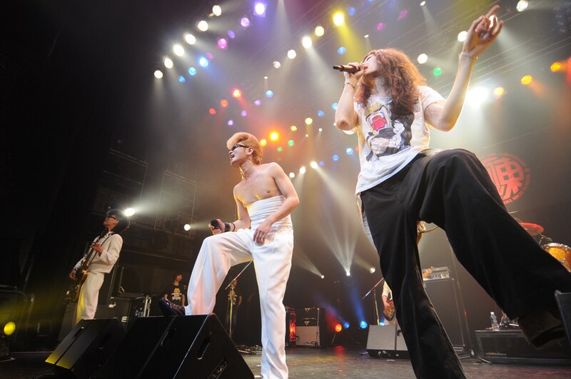 アンコールでセッションする氣志團と毛皮のマリーズ。志磨遼平（写真右）が身に着けているのは、この日のために制作された氣志團×毛皮のマリーズコラボTシャツだ。イラストはマンガ家の柴田ヨクサルによるもの。