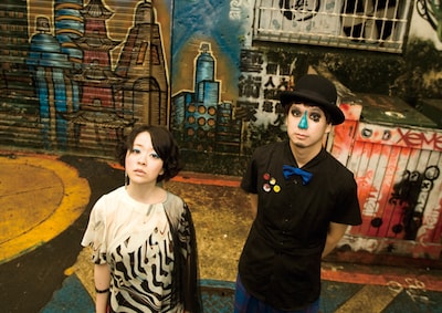 H ZETT M（写真右）はシングル「プールサイド」の3曲に加え、アルバムのラストを締めくくる「お天気雨」のプロデュースも担当。