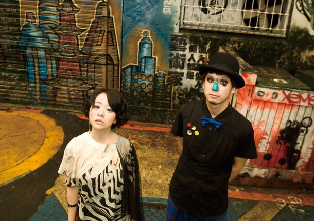 H ZETT M（写真右）はシングル「プールサイド」の3曲に加え、アルバムのラストを締めくくる「お天気雨」のプロデュースも担当。