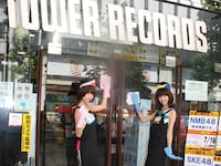 入り口ドアのガラスを拭くバニラビーンズ。