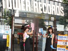 入り口ドアのガラスを拭くバニラビーンズ。