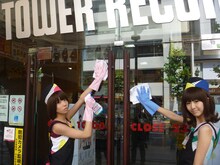 入り口ドアのガラスを拭くバニラビーンズ。