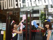 入り口ドアのガラスを拭くバニラビーンズ。