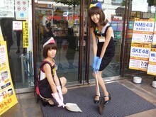 エントランスの掃き掃除をするバニラビーンズ。