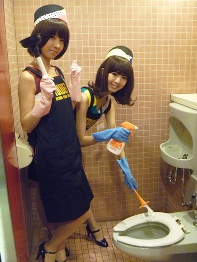 トイレ掃除に精を出すバニラビーンズ。