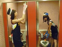 トイレを掃除するバニラビーンズ。