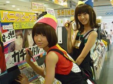 自分たちのCDの売り場にサインをするバニラビーンズ。