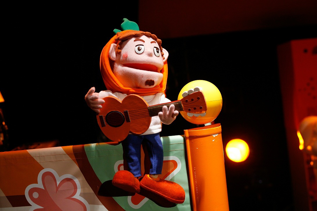 ライブに登場したNAOTO（ORANGE RANGE）のパペット。
