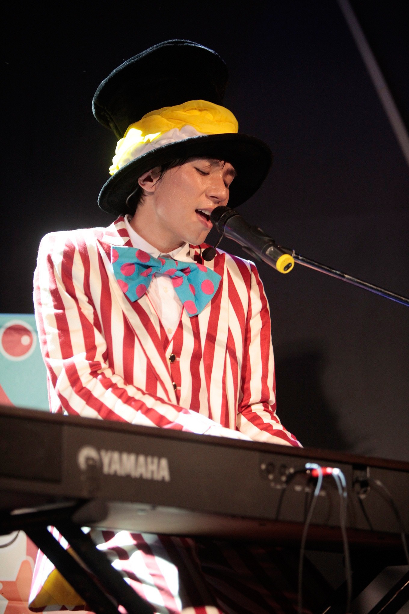 ワンマンライブで熱唱するCHI-MEY。