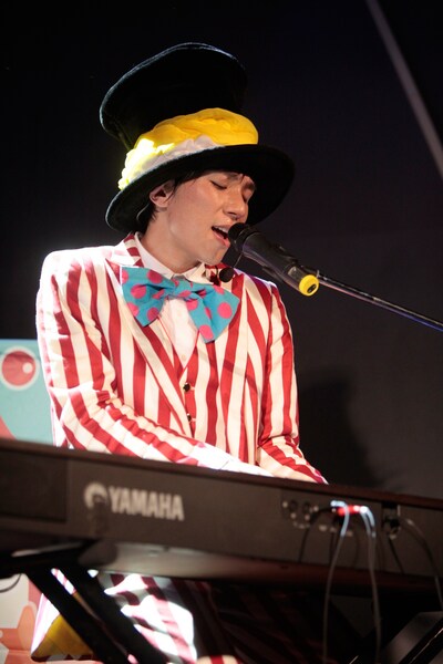 ワンマンライブで熱唱するCHI-MEY。