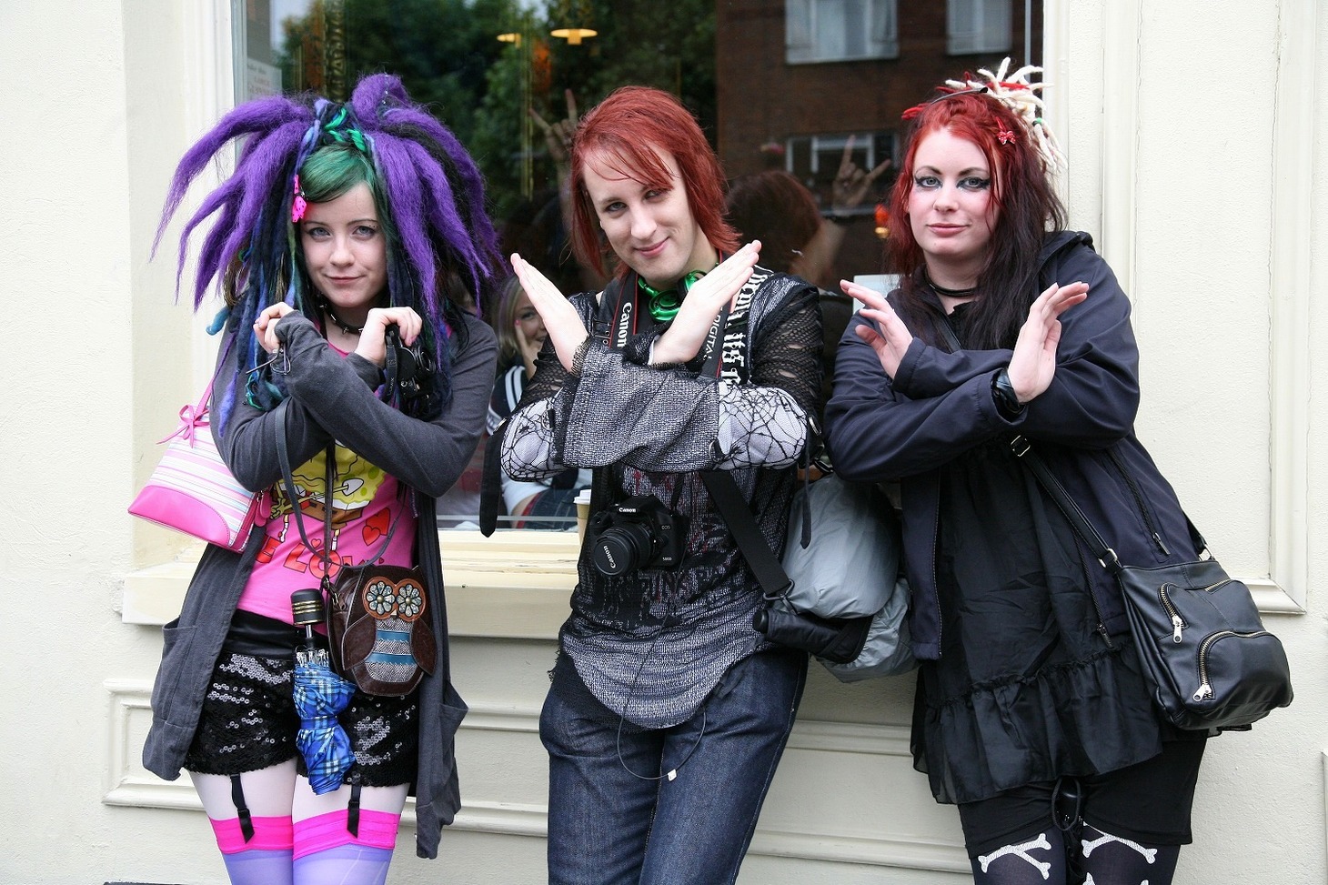 今週の人気の画像4位は「X JAPAN欧州ツアーロンドンで開幕、現地ファン大興奮」より、イギリスのX JAPANファンたち。