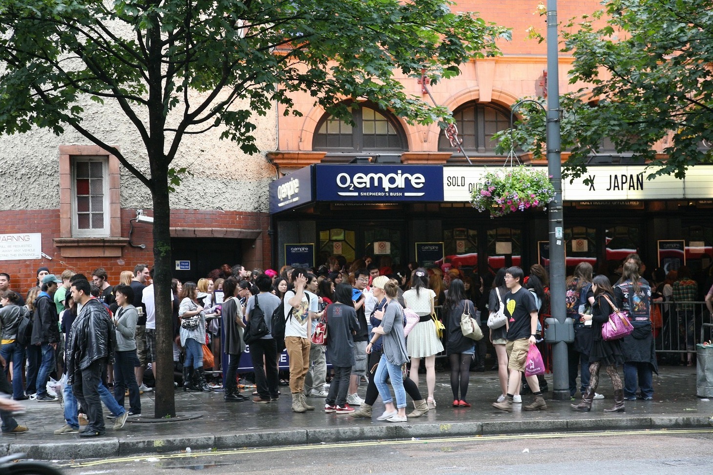 会場外で入場を待つイギリスのX JAPANファンたち。