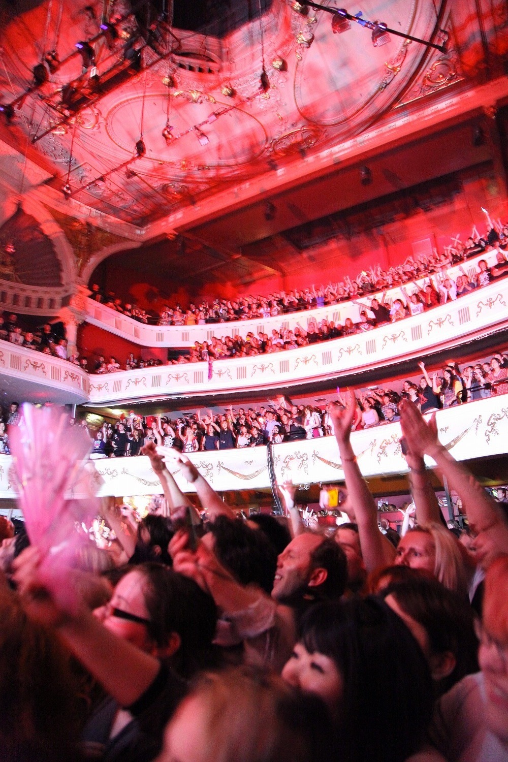 今週の人気の画像5位は「X JAPAN欧州ツアーロンドンで開幕、現地ファン大興奮」より、X JAPANヨーロッパツアー初日公演の様子。