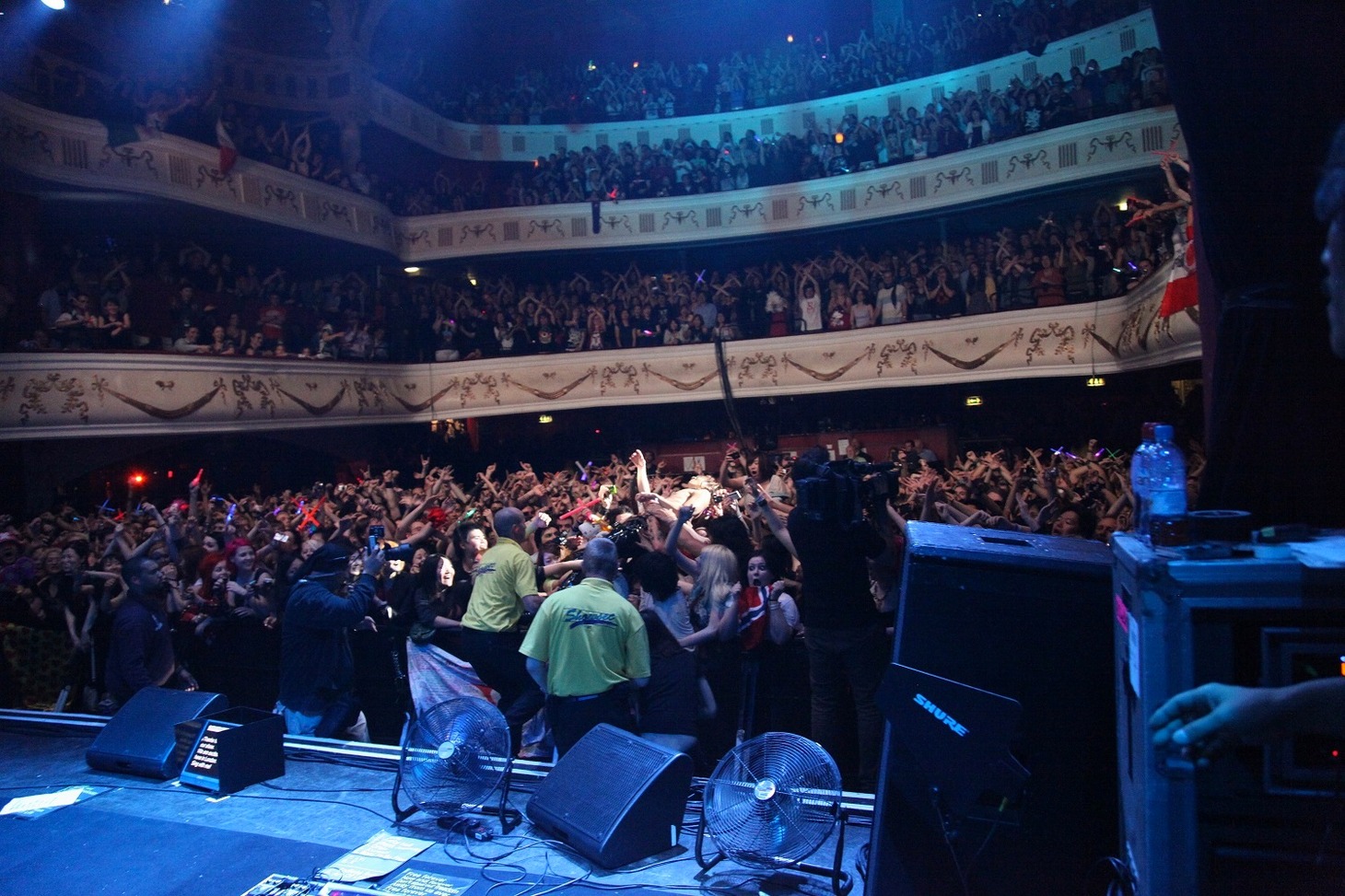 今週の人気の画像10位は「X JAPAN欧州ツアーロンドンで開幕、現地ファン大興奮」より、X JAPANヨーロッパツアー初日公演の様子。