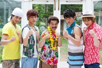 具志堅用高（写真中央）を囲むD☆DATEの4人。