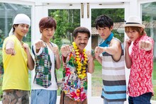 具志堅用高（写真中央）を囲むD☆DATEの4人。