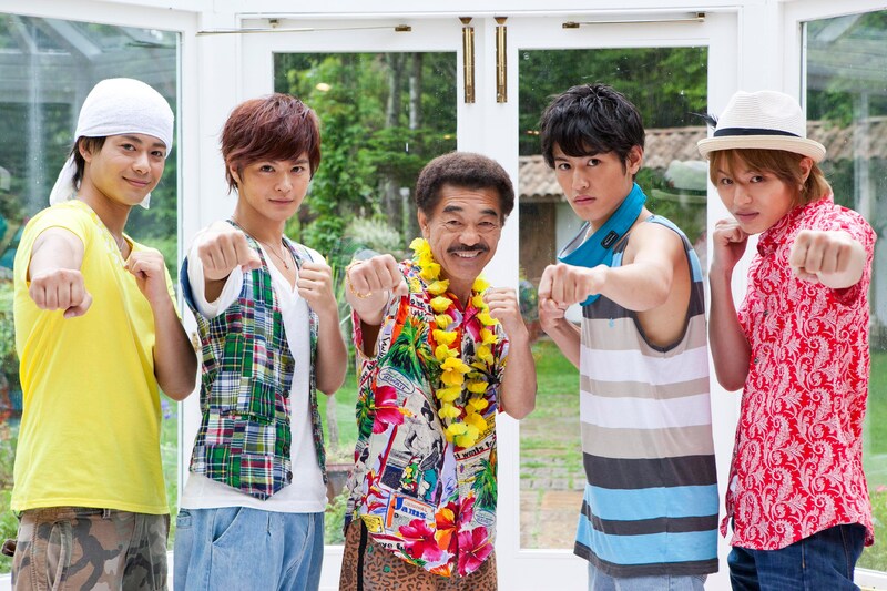 具志堅用高（写真中央）を囲むD☆DATEの4人。