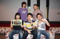 主要キャストの声を務める3人（写真前列）。(C)「かよチュー」実行委員会