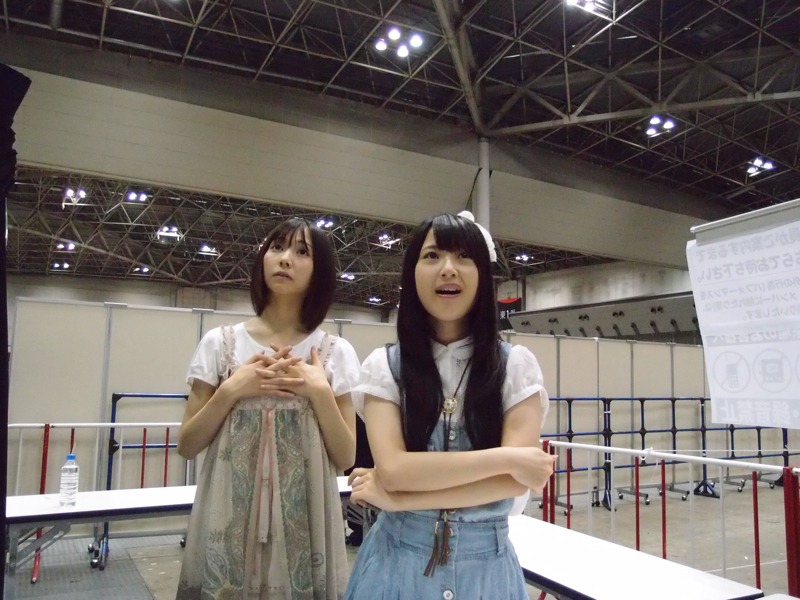 今回はSKE48も参加することを知り、驚きを隠せない秦佐和子（写真左）と高柳明音（右）。