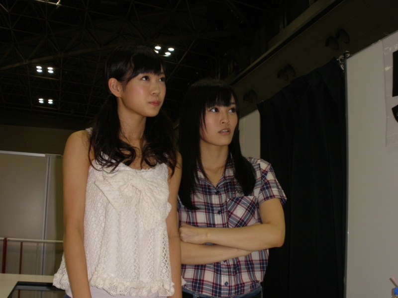 初めてのじゃんけん大会参加に複雑な表情をみせるNMB48の渡辺美優紀（写真左）と山本彩（右）。