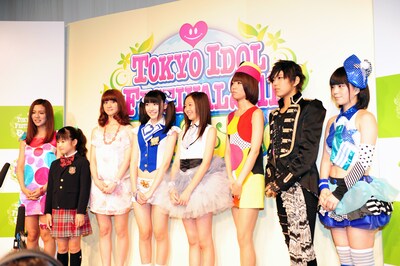 写真左から遠藤舞（アイドリング!!!）、水野由結（さくら学院）、岡田ロビン翔子（THE ポッシボー）、前島亜美（SUPER☆GiRLS）、山邊未夢（東京女子流）、レナ（バニラビーンズ）、流原蓮次（腐男塾）、林沙奈恵（YGA）。