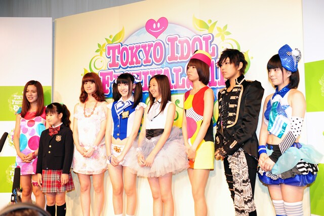 写真左から遠藤舞（アイドリング!!!）、水野由結（さくら学院）、岡田ロビン翔子（THE ポッシボー）、前島亜美（SUPER☆GiRLS）、山邊未夢（東京女子流）、レナ（バニラビーンズ）、流原蓮次（腐男塾）、林沙奈恵（YGA）。