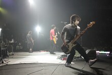 スピッツアリーナツアー「SPITZ JAMBOREE TOUR 2011“とげまリーナ”」7月2日公演の様子（Photo by kamiiisaka hajime）。