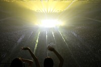 スピッツアリーナツアー「SPITZ JAMBOREE TOUR 2011“とげまリーナ”」7月2日公演の様子（Photo by kamiiisaka hajime）。