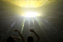 スピッツアリーナツアー「SPITZ JAMBOREE TOUR 2011“とげまリーナ”」7月2日公演の様子（Photo by kamiiisaka hajime）。