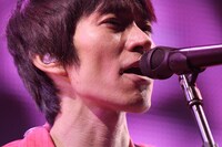 草野マサムネ（Vo, G）（Photo by kamiiisaka hajime）。