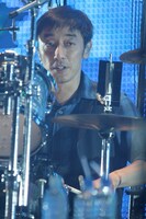 﨑山龍男（Dr）（Photo by kamiiisaka hajime）