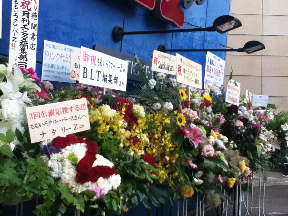 メディア各社から届けられた花束。