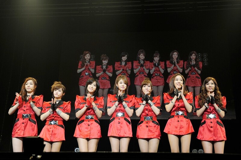 写真は左からファヨン、ボラム、ウンジョン、ジヨン、ソヨン、ヒョミン、キュリ。