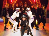 T.M.Revolution（写真中央下）の収録ショット。